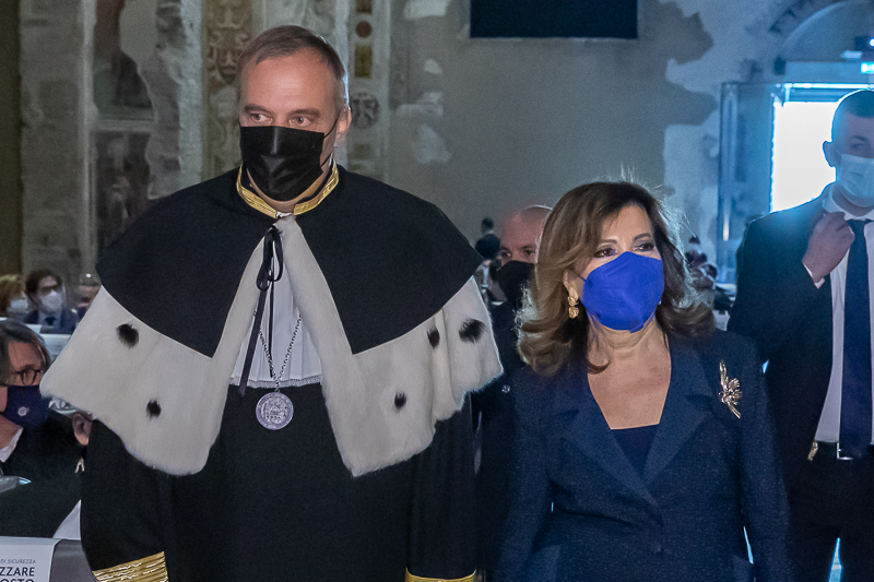 Il Presidente del Senato, Maria Elisabetta Alberti Casellati, fa ingresso nell'Aula Magna.