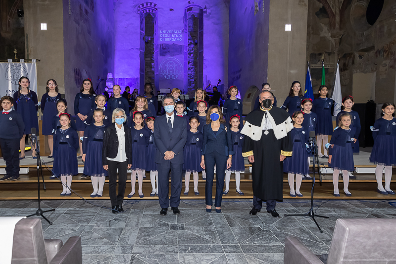 Il Presidente del Senato, Maria Elisabetta Alberti Casellati, posa per una foto ricordo.