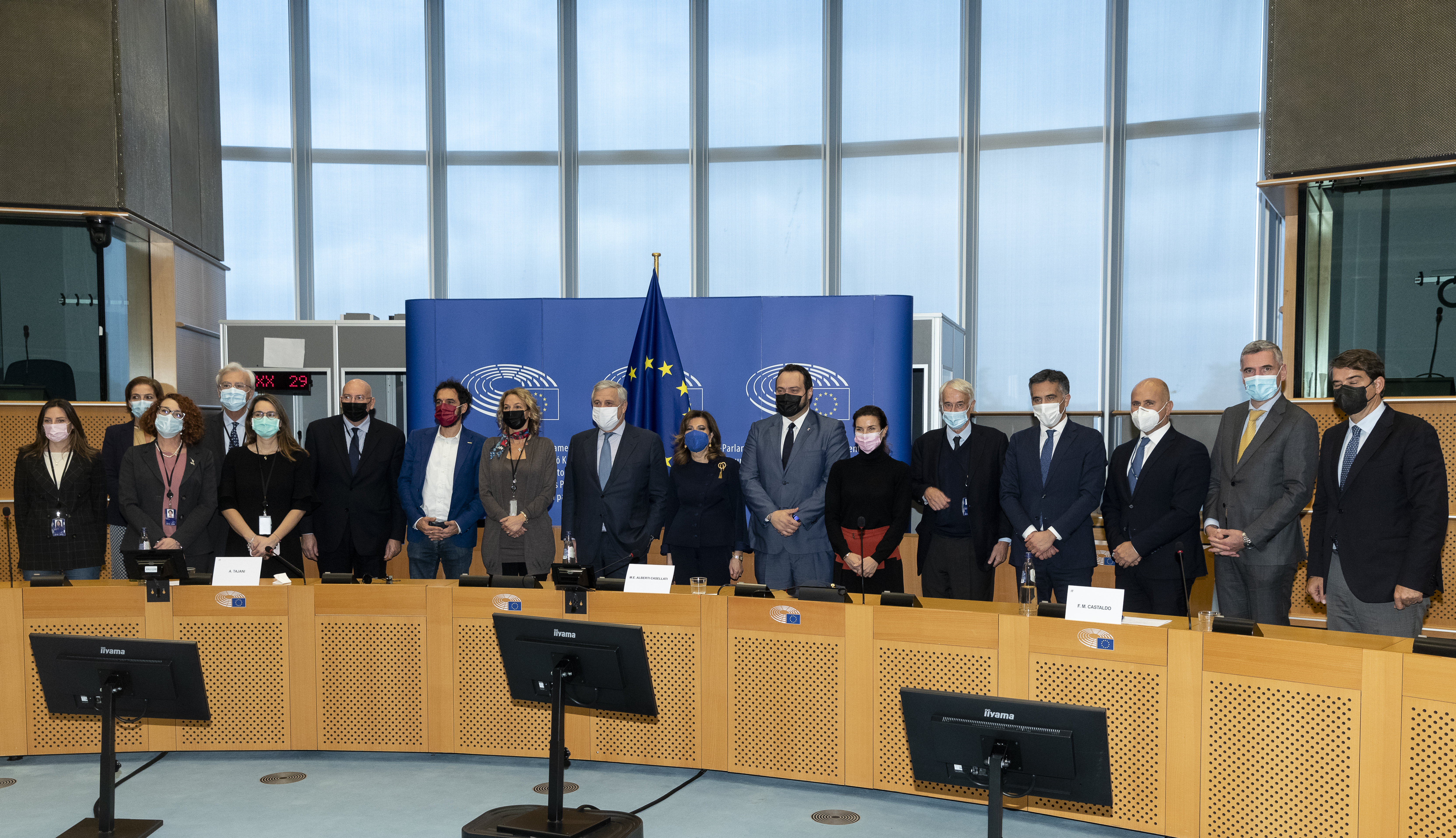 Al termine dell'incontro, il Presidente del Senato, Maria Elisabetta Alberti Casellati, posa per una foto ricordo. Al termine dell'incontro, il Presidente del Senato, Maria Elisabetta Alberti Casellati, posa per una foto ricordo.