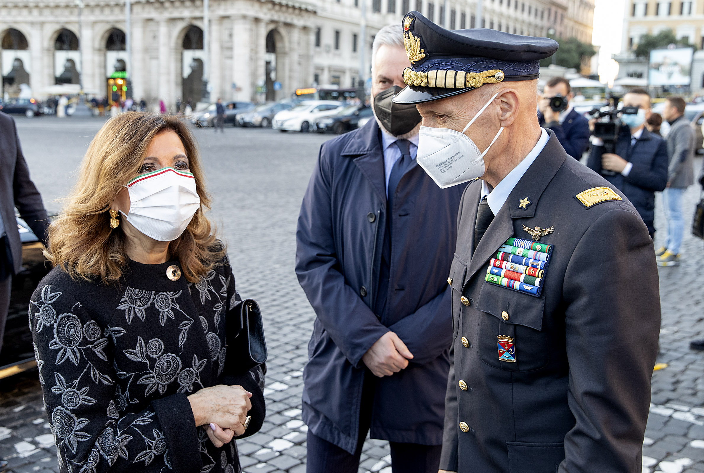 Nella foto, il Presidente del Senato, Maria Elisabetta Alberti Casellati, e il Capo di Stato Maggiore della Difesa, Enzo Vecciarelli. Nella foto, il Presidente del Senato, Maria Elisabetta Alberti Casellati, e il Capo di Stato Maggiore della Difesa, Enzo Vecciarelli.