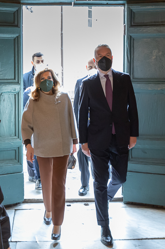 Il Presidente del Senato, Maria Elisabetta Alberti Casellati, fa ingresso nella Basilica di Santa Maria in Aracoeli, unitamente al Ministro della Difesa, Lorenzo Guerini.