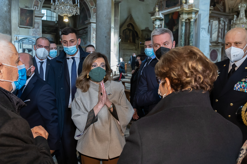 Il Presidente del Senato, Maria Elisabetta Alberti Casellati, saluta i familiari dei Caduti.