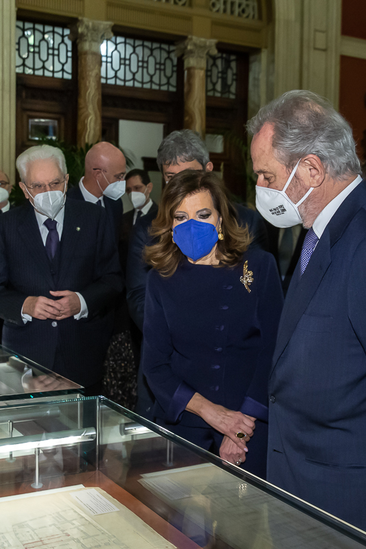 Il Presidente del Senato, Maria Elisabetta Alberti Casellati, unitamente al Capo dello Stato e alle altre Autorità, effettua una visita alle bacheche espositive di manoscritti e documenti sulla prima seduta della Camera dei deputati a Montecitorio e su Dante. Il Presidente del Senato, Maria Elisabetta Alberti Casellati, unitamente al Capo dello Stato e alle altre Autorità, effettua una visita alle bacheche espositive di manoscritti e documenti sulla prima seduta della Camera dei deputati a Montecitorio e su Dante.