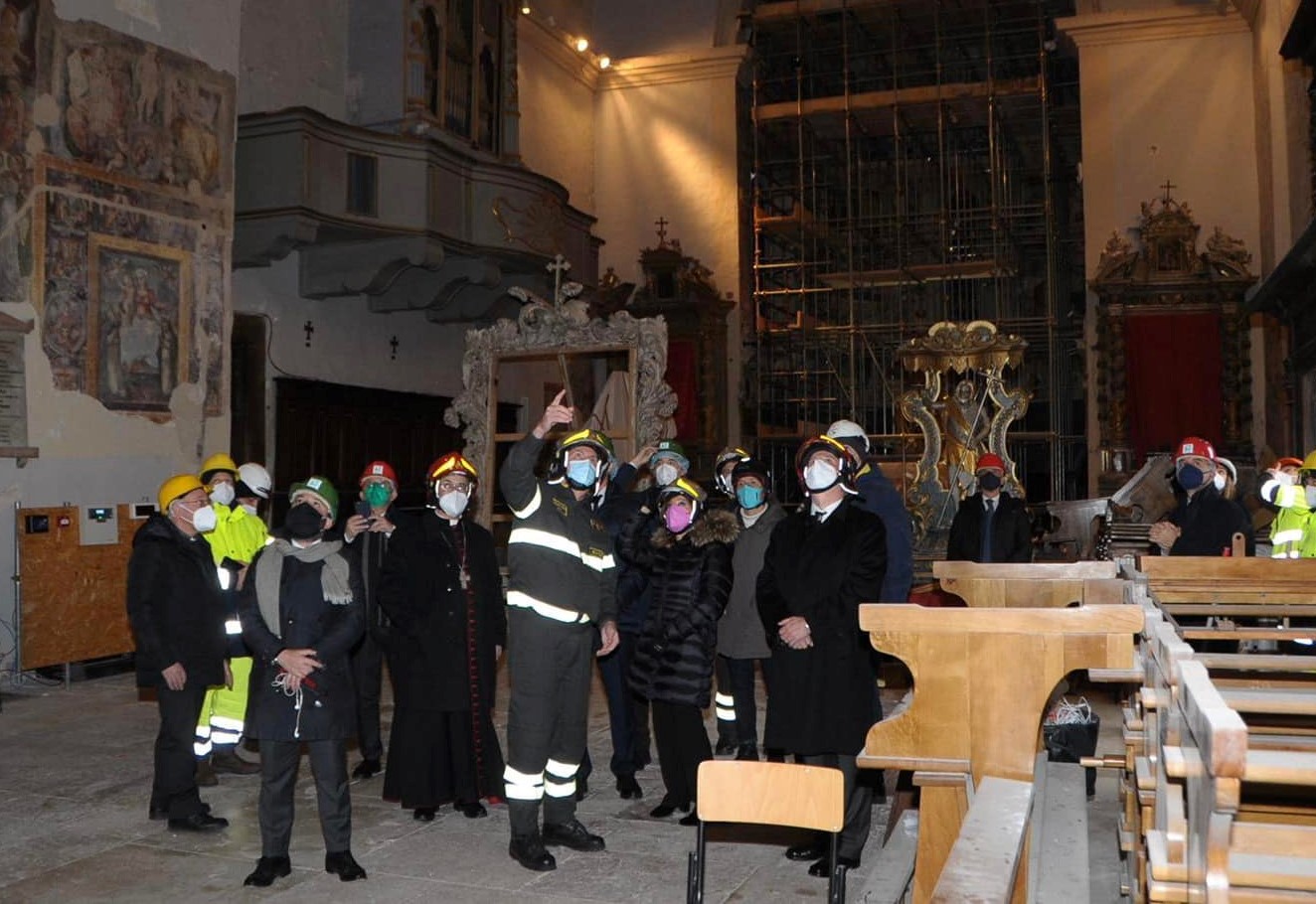 Visso. Il Presidente del Senato, Maria Elisabetta Alberti Casellati, effettua una visita della città di Visso soffermandosi nei luoghi danneggiati dal sisma.