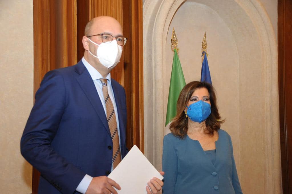 Nella foto, il Presidente del Senato, Maria Elisabetta Alberti Casellati, e il Presidente dell'Associazione Stampa parlamentare, Marco Di Fonzo. Nella foto, il Presidente del Senato, Maria Elisabetta Alberti Casellati, e il Presidente dell'Associazione Stampa parlamentare, Marco Di Fonzo.
