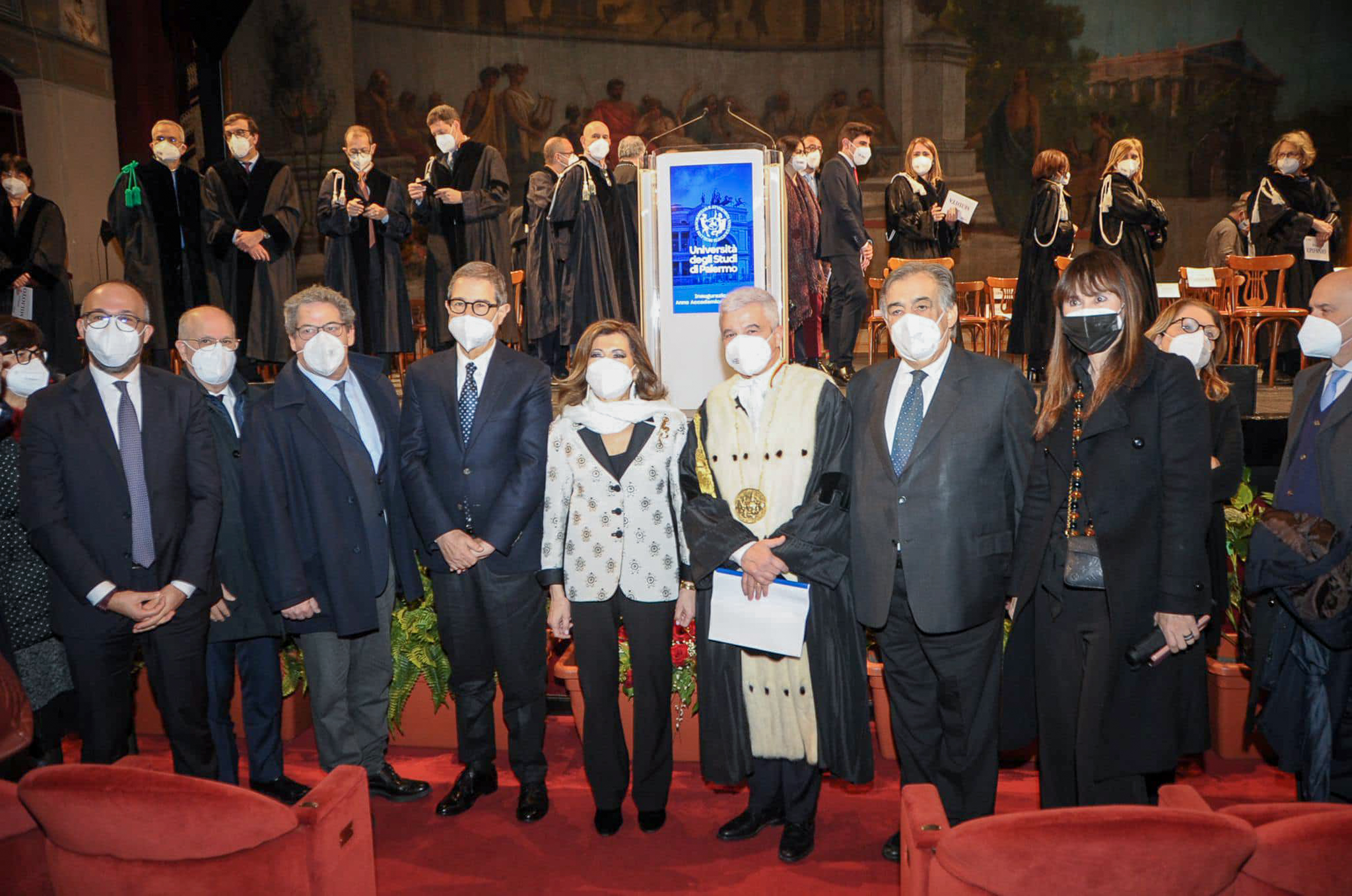 Al termine della cerimonia, il Presidente del Senato, Maria Elisabetta Alberti Casellati, posa per una foto ricordo. Al termine della cerimonia, il Presidente del Senato, Maria Elisabetta Alberti Casellati, posa per una foto ricordo.