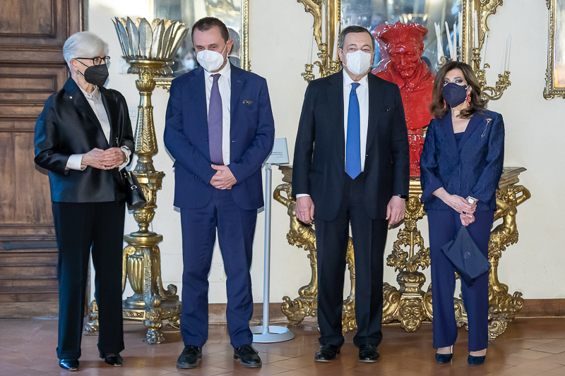 Il Presidente del Senato, Maria Elisabetta Alberti Casellati, giunge nella Sala della Loggia dell'Ambasciata d'Italia presso la Santa Sede e, unitamente al Presidente del Consiglio dei Ministri, Mario Draghi, al Vice Presidente della Camera dei Deputati, Ettore Rosato, e al Vice Presidente della Corte Costituzionale, Silvana Sciarra, attende l'arrivo del Capo dello Stato.