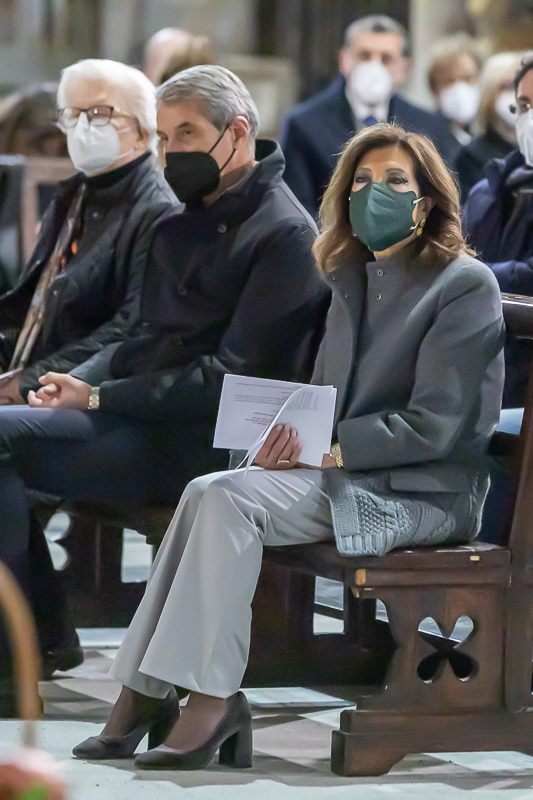 Un momento della cerimonia. Un momento della cerimonia.