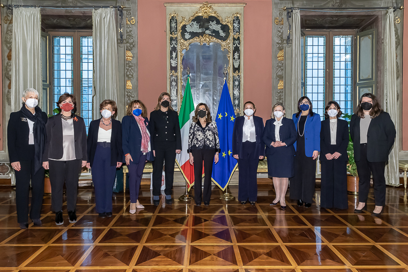 Il Presidente del Senato, Maria Elisabetta Alberti Casellati, riceve una delegazione dello Zonta Club Palermo Triscele e posa per una foto ricordo.