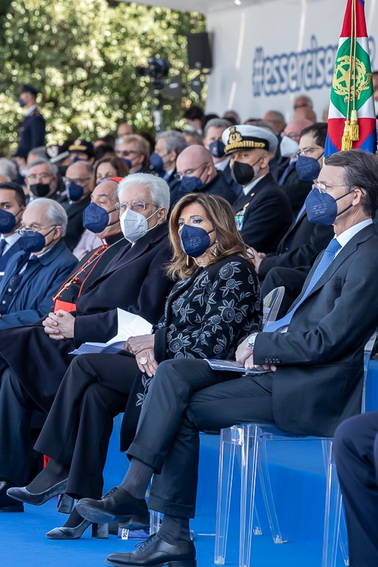 Il Presidente del Senato, Maria Elisabetta Alberti Casellati, unitamente al Capo dello Stato e alle altre Autorità, in occasione del 170° anniversario della fondazione della Polizia di Stato.