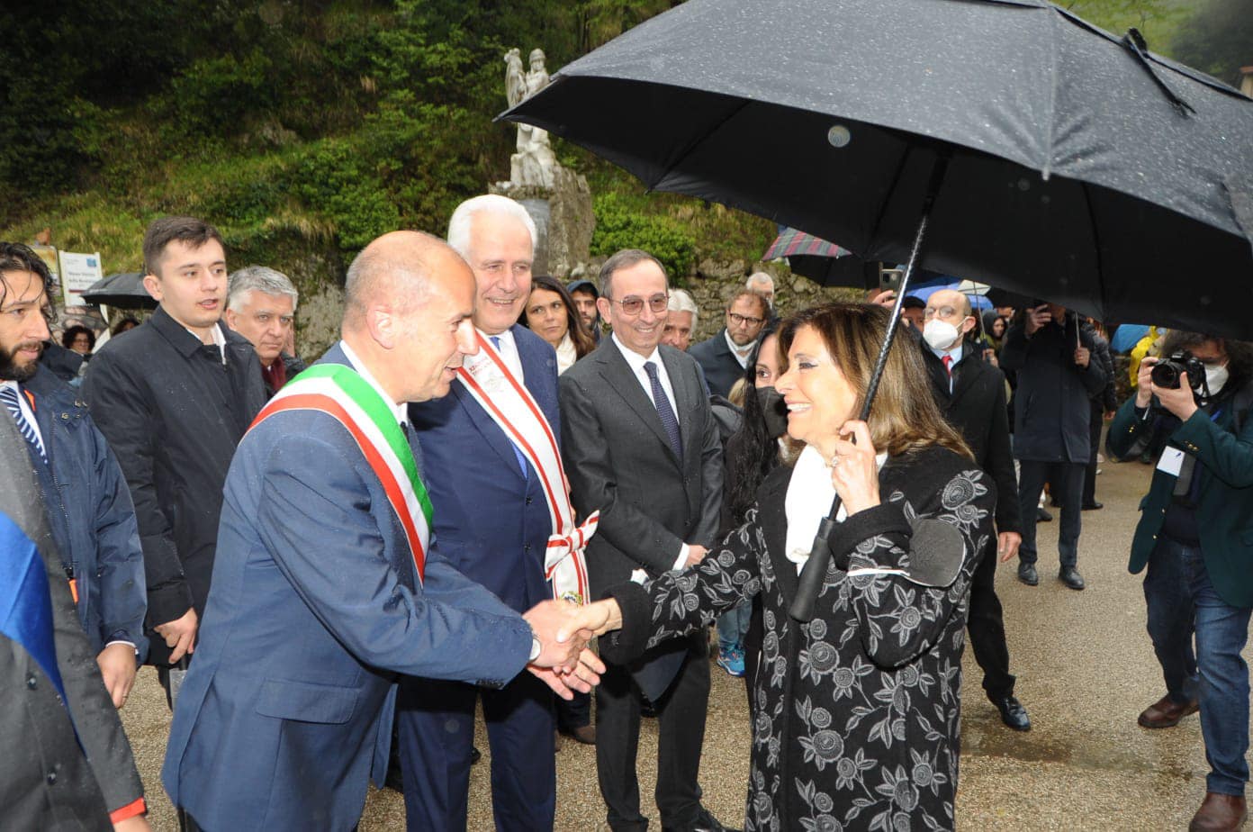 Il Presidente del Senato, Maria Elisabetta Alberti Casellati, giunge a Sant'Anna di Stazzema.