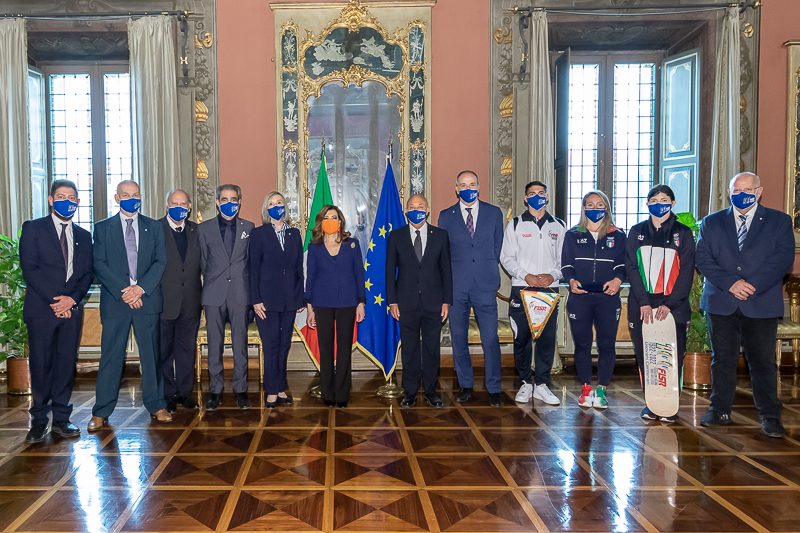 Il Presidente del Senato, Maria Elisabetta Alberti Casellati, riceve il Presidente della Federazione Italiana Sport Rotellistici, Sabatino Aracu, ed una rappresentanza di 12 tra membri della Federazione e atleti. Il Presidente del Senato, Maria Elisabetta Alberti Casellati, riceve il Presidente della Federazione Italiana Sport Rotellistici, Sabatino Aracu, ed una rappresentanza di 12 tra membri della Federazione e atleti.