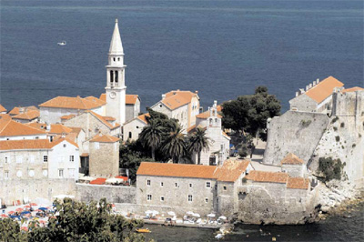 Budva, veduta dall’alto dei tetti e della chiesa della citt&agrave;, 2004