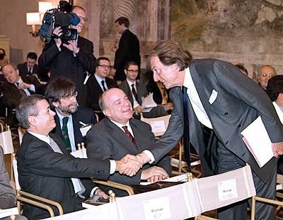 Stretta di mano tra il Presidente della Luiss, Luca di Montezemolo e il Direttore di Repubblica, Ezio Mauro