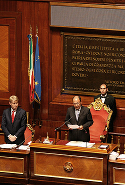 Il Presidente Schifani rende omaggio in Aula al caporal maggiore Alessandro Di Lisio