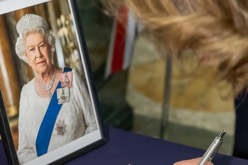 Il Presidente del Senato, Maria Elisabetta Alberti Casellati, firma il libro delle condoglianze per la scomparsa di Sua Maestà la Regina Elisabetta II.