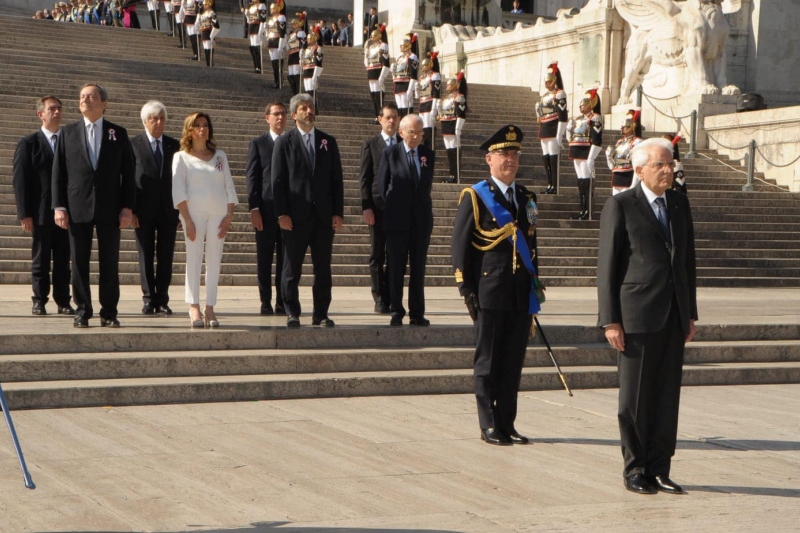 Il Capo dello Stato, il Presidente del Senato della Repubblica e le altre Autorità ai piedi dell'Altare della Patria in occasione della Festa Nazionale della Repubblica.