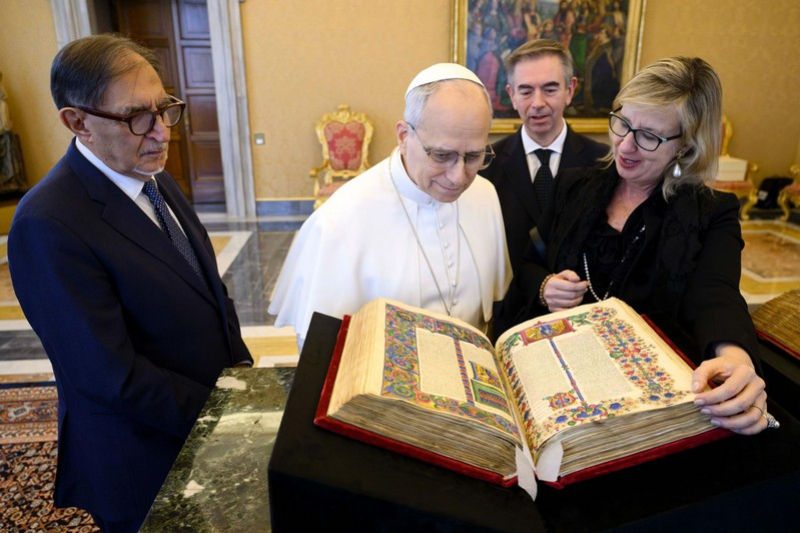 Il Presidente La Russa con Papa Leone XIV e la Bibbia di Borso d'Este in Vaticano